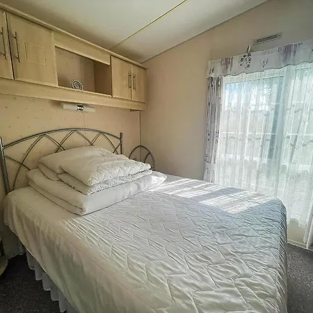 Great 6 Berth Caravan For Hire At Cherry Tree Holiday Park In Norfolk Ref 70801C Great Yarmouth Exterior photo