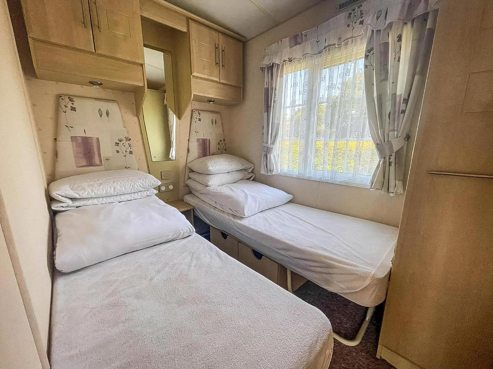 Great 6 Berth Caravan For Hire At Cherry Tree In Norfolk Ref 70801c Campsite Great Yarmouth