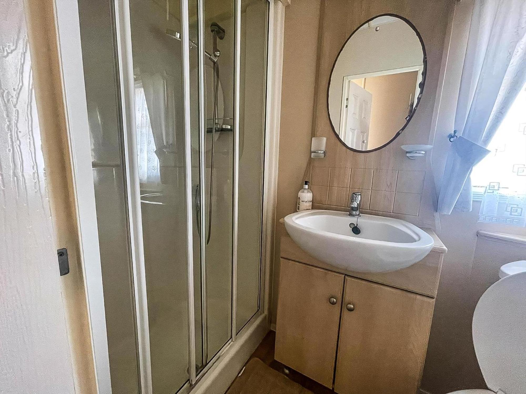 Great 6 Berth Caravan For Hire At Cherry Tree In Norfolk Ref 70801c Great Yarmouth