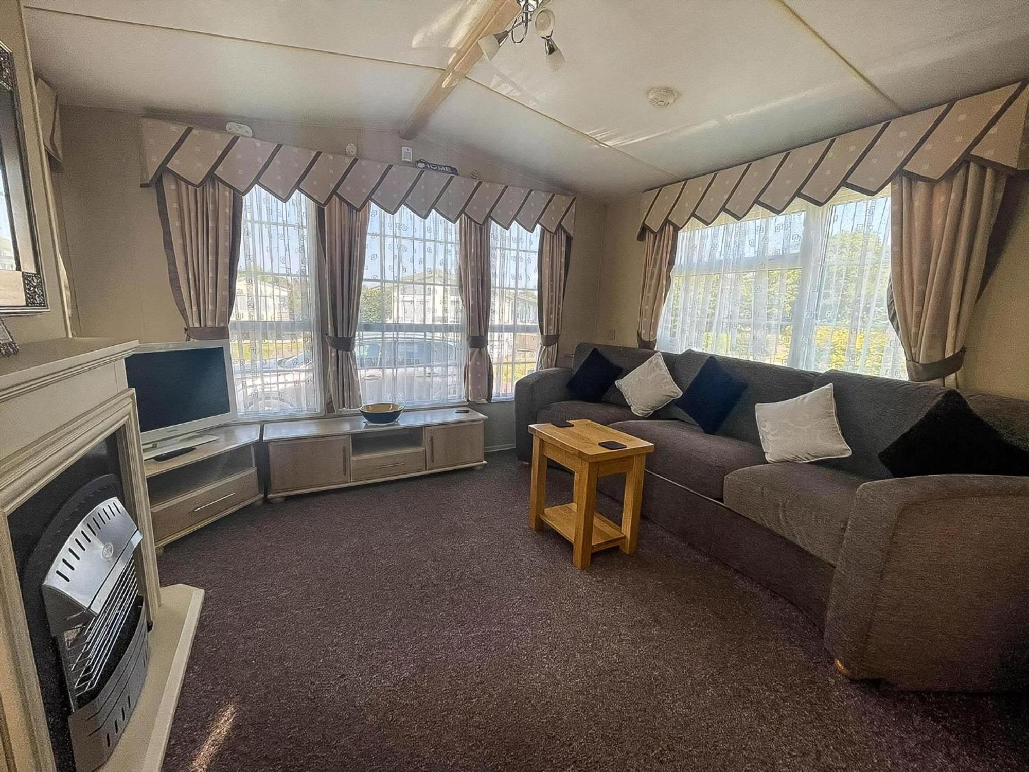 Great 6 Berth Caravan For Hire At Cherry Tree In Norfolk Ref 70801c Campsite