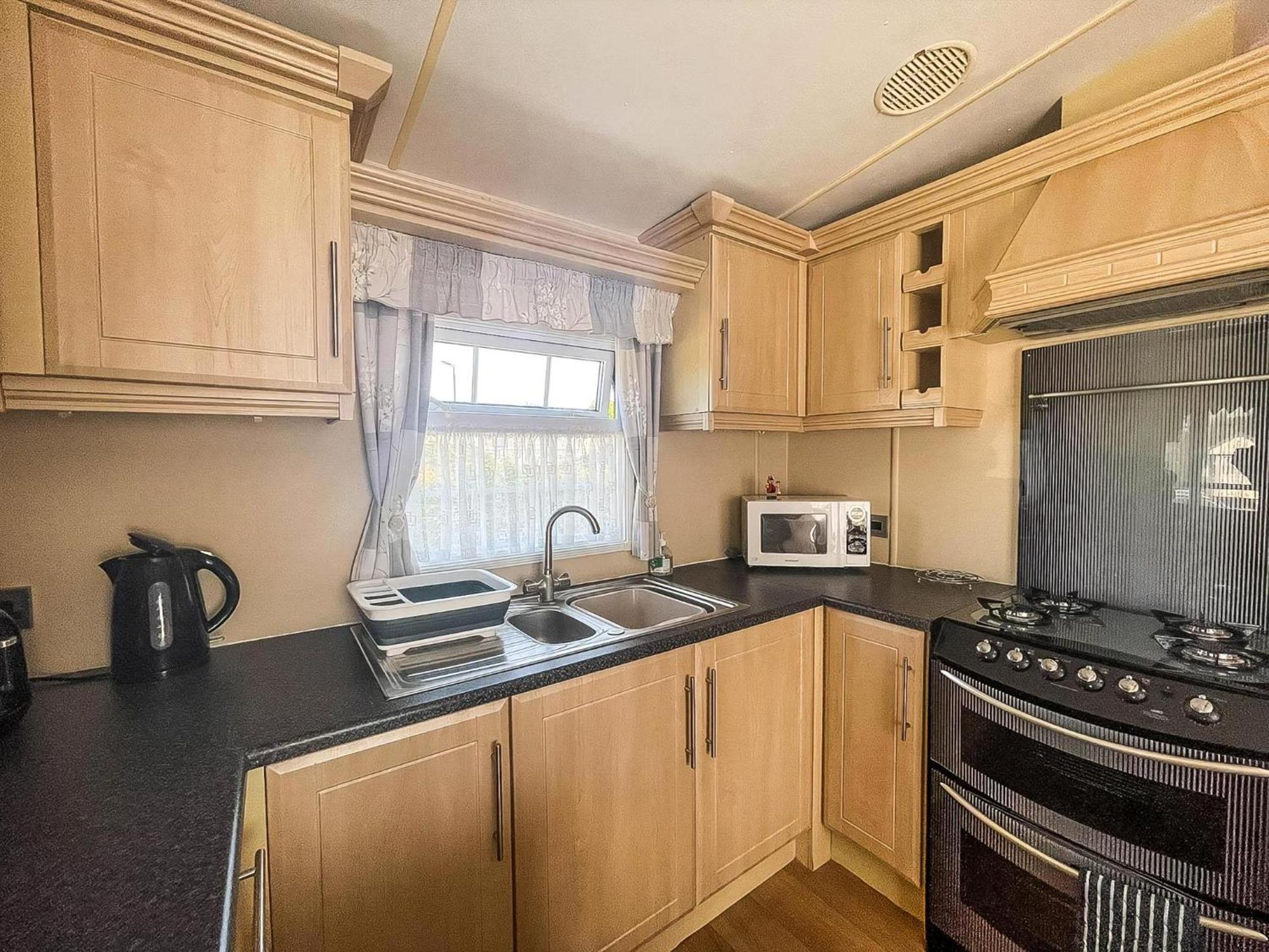 Great 6 Berth Caravan For Hire At Cherry Tree In Norfolk Ref 70801c Campsite Great Yarmouth